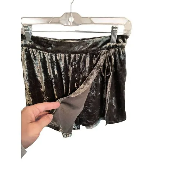 Listicle Women's Size Medium Dark Purple Velour Velvet Shorts Comfort - Picture 2 of 5